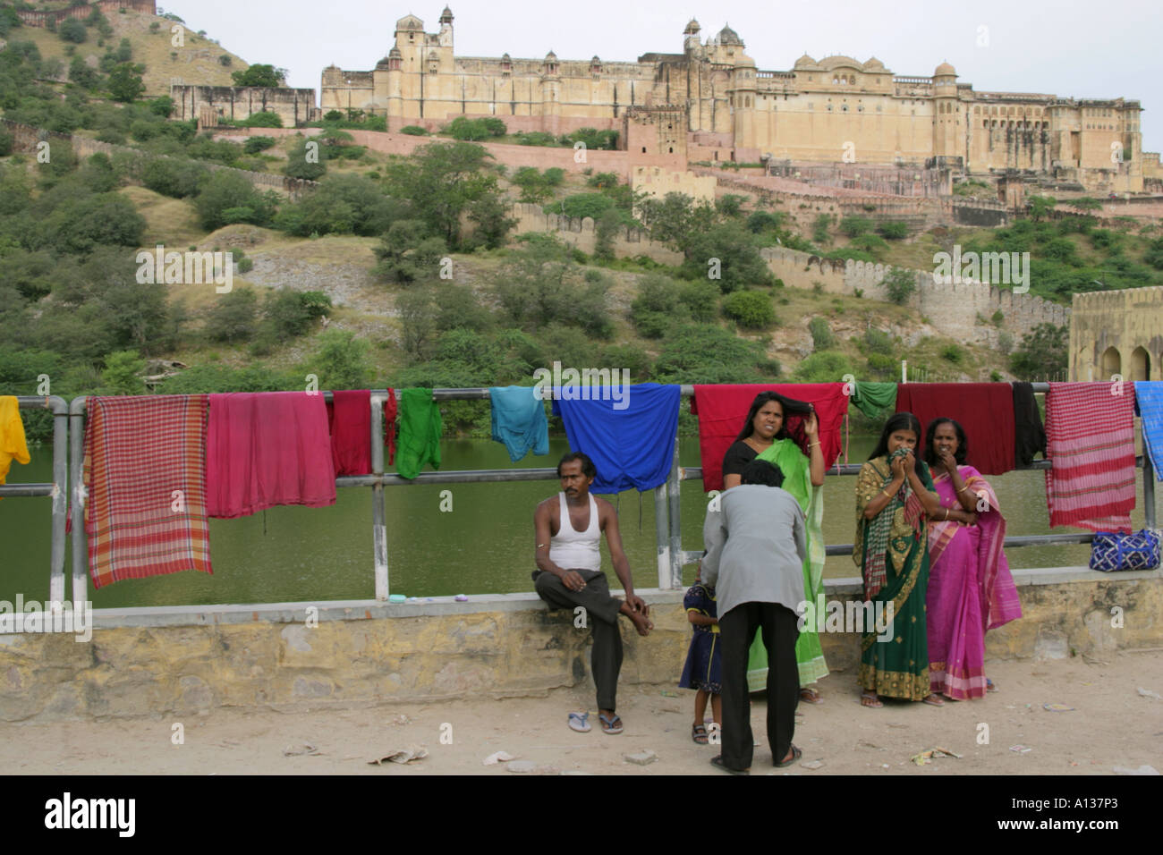 Menschen, die Wäsche vor Amber Fort, über Maotha See, Jaipur, Indien Stockfoto