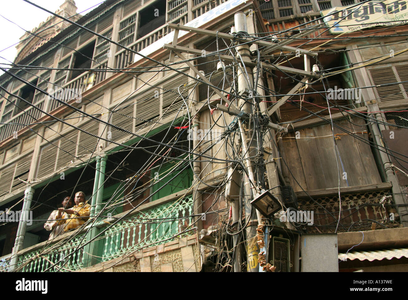 Elektrische Leitungen verbunden illegal, Indien Stockfoto