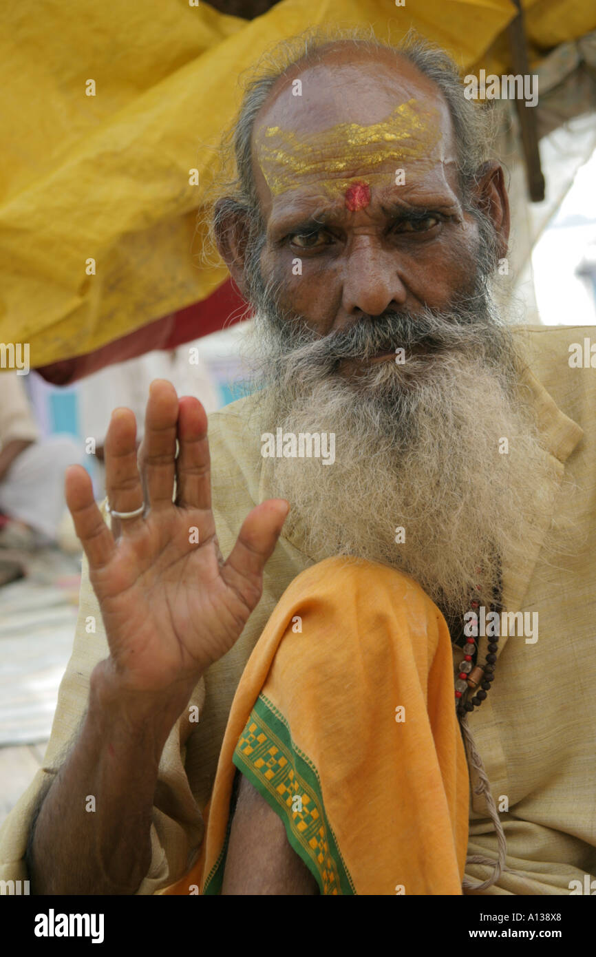 Porträt eines Sadhu, einen hinduistischen heiligen Mann putzt traditionelle Kleidung, Indien Stockfoto