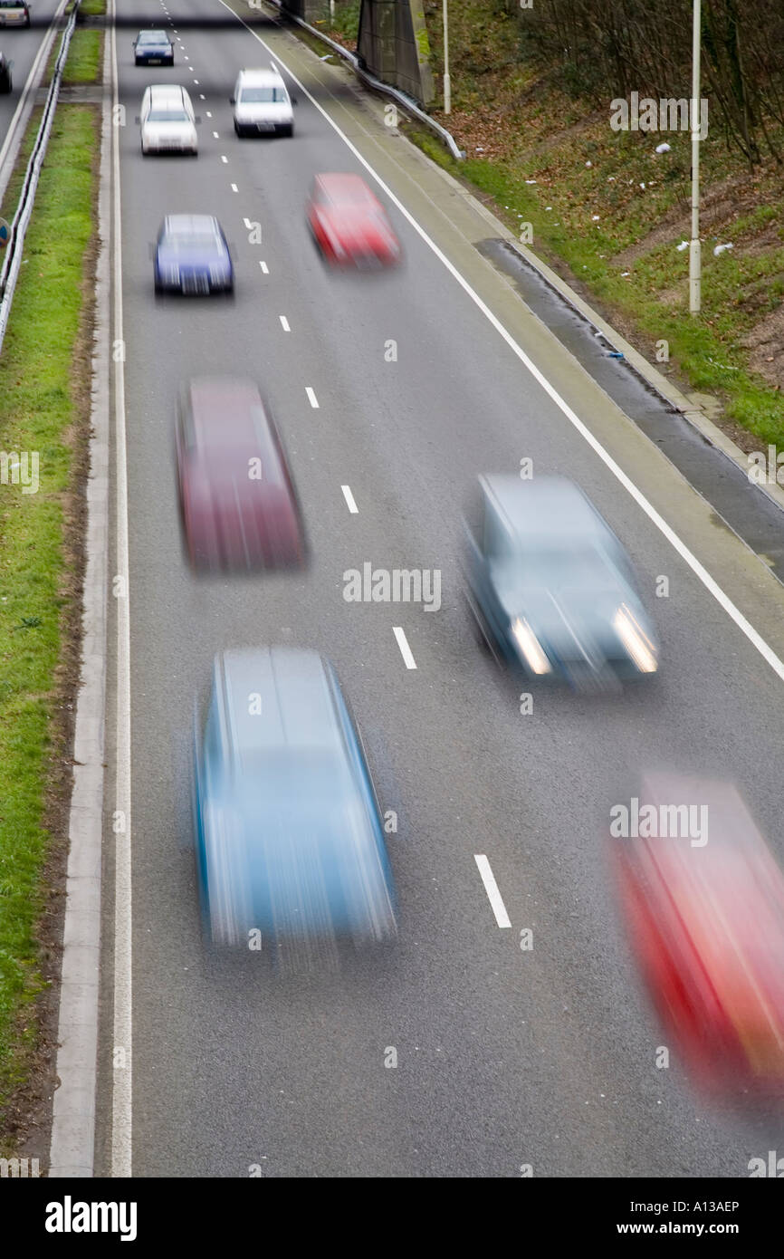 Beschleunigung der Verkehr zu dicht beieinander auf Umgehungsstraße nördlich von Cardiff Wales UK Stockfoto