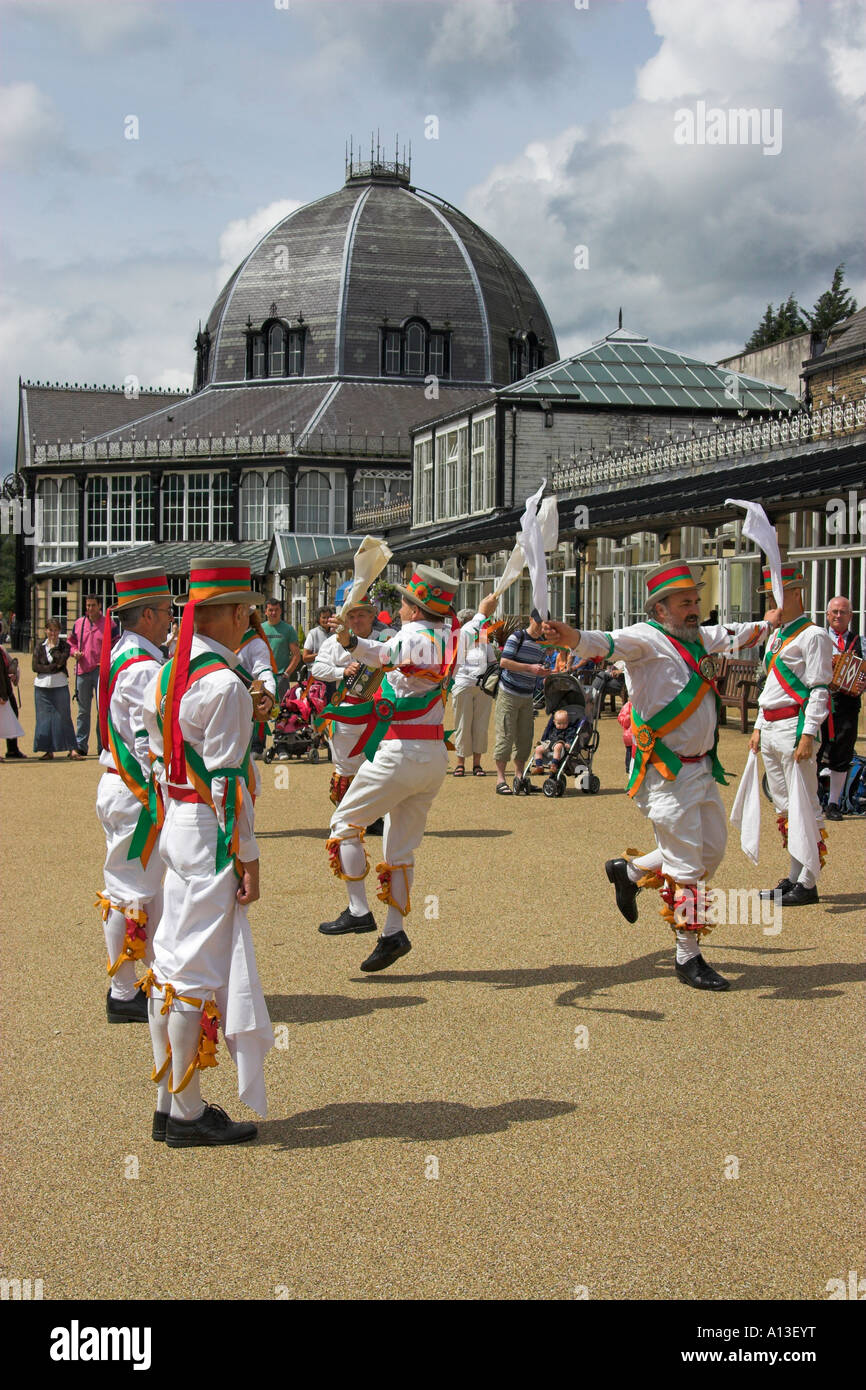 Morris Tänzer (The Adlington Morris Men) in Buxton Pavilion, Buxton, Peak District, Derbyshire, England Stockfoto