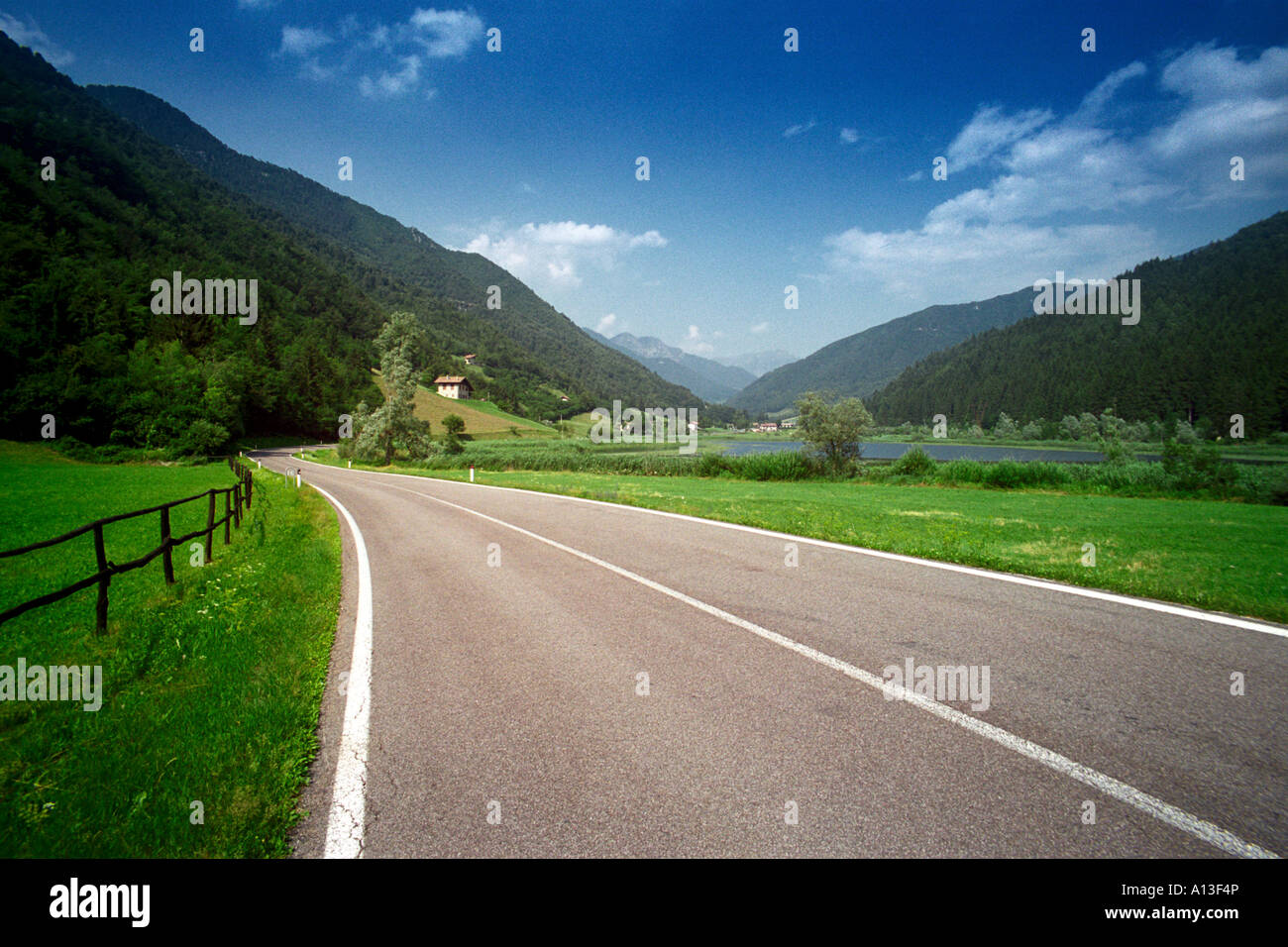 Bezzecca, Lush Valley Road, Lago Di Garda, Italien Stockfoto