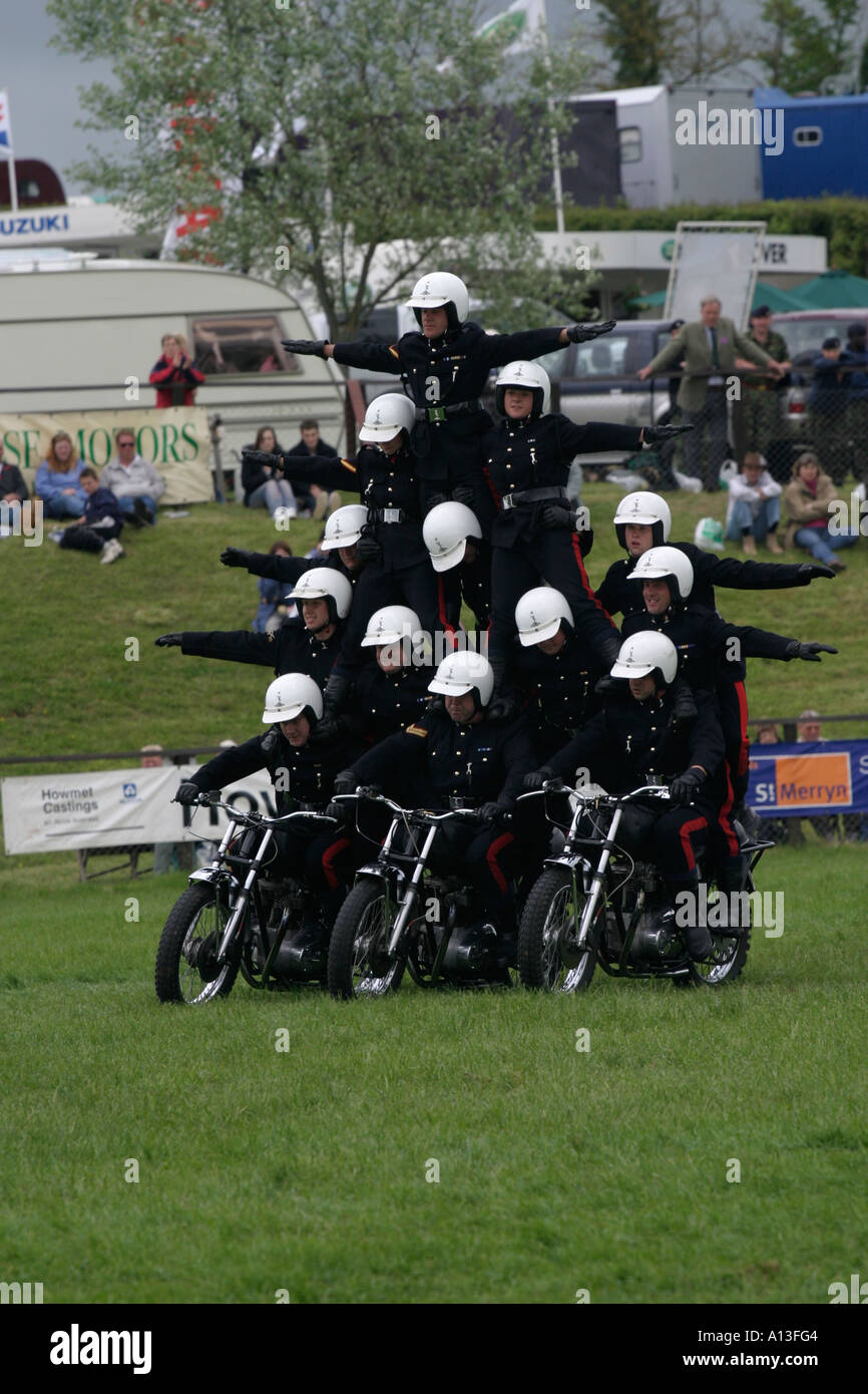 Weißen Helmen Royal Signals Regiment Motorrad Display Team bei Devon County Show 2005 Stockfoto