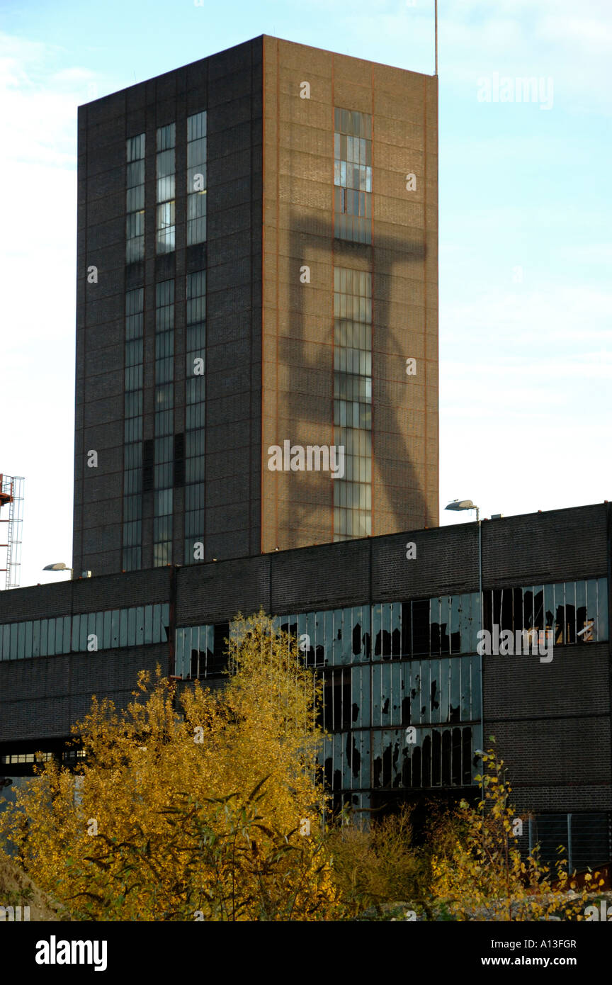 Design-Bergwerk Zollverein, Essen, Deutschland. Schacht 1/2/8, Silhouettte von alten auf neue Turm. Stockfoto