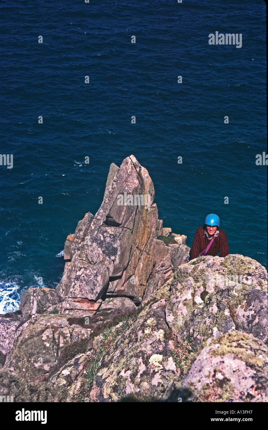 Kletterer auf [Kommando] an Bosigran Cornwall in England mit dunkel blauen Meer unten blickte Stockfoto