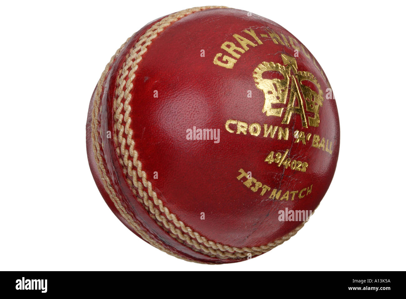 Cricketball rotem Leder Hand gefertigt Gray Nicolls geschnitten aus Cricketball auf weiß Stockfoto