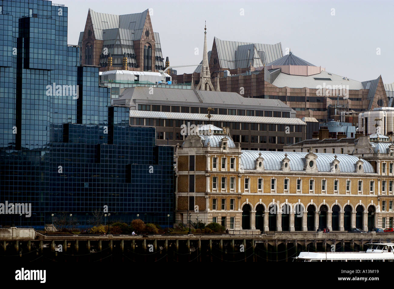 LONDON CITY OF LONDON THAMES NEUER UND ALTER ARCHITEKTUR MODERN COMMERCE HANDEL GELD DESIGN-STIL Stockfoto