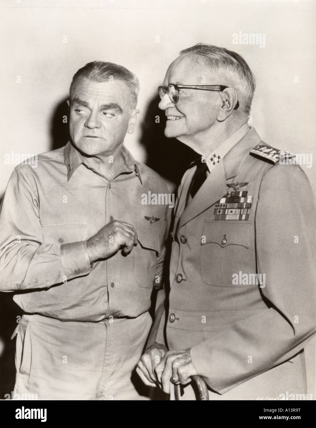 Gallant Stunden Jahr 1960 Direktor Robert Montgomery James Cagney Shooting Bild James Cagney mit Admiral William Bull Hars Stockfoto