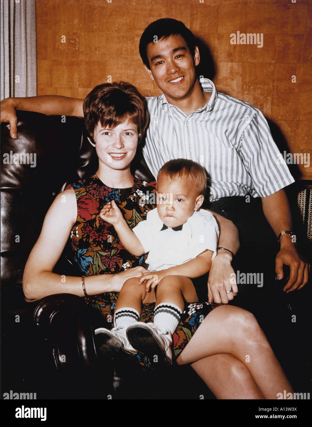 Bruce Lee mit seiner Frau und seinem Sohn Brandon Actor Stockfoto