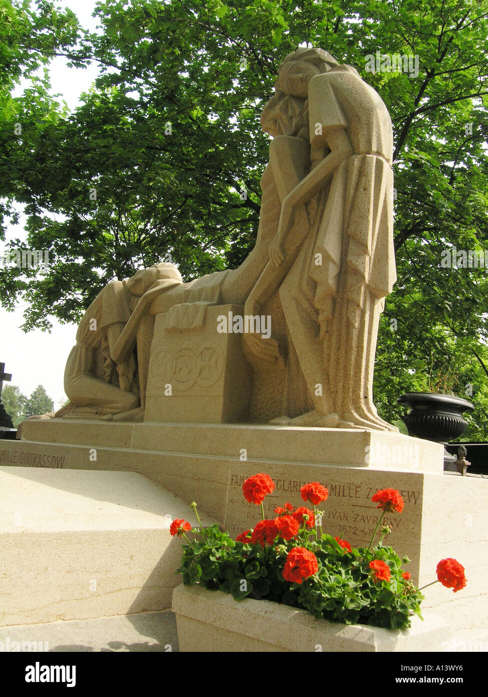 Skulptur von Klagen Familie am Friedhof Pere Lachaise Paris Frankreich Stockfoto