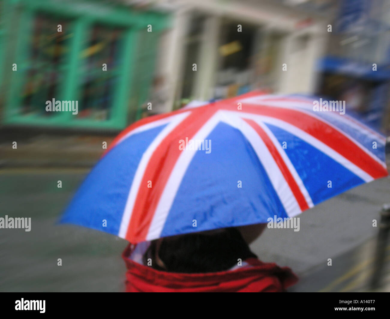 Zuflucht vor dem Regen unter Union Jack Dach Stockfoto