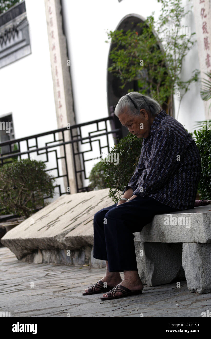 Ältere Frau, Kowloon Walled City Park, Kowloon City, Hong Kong SAR Stockfoto