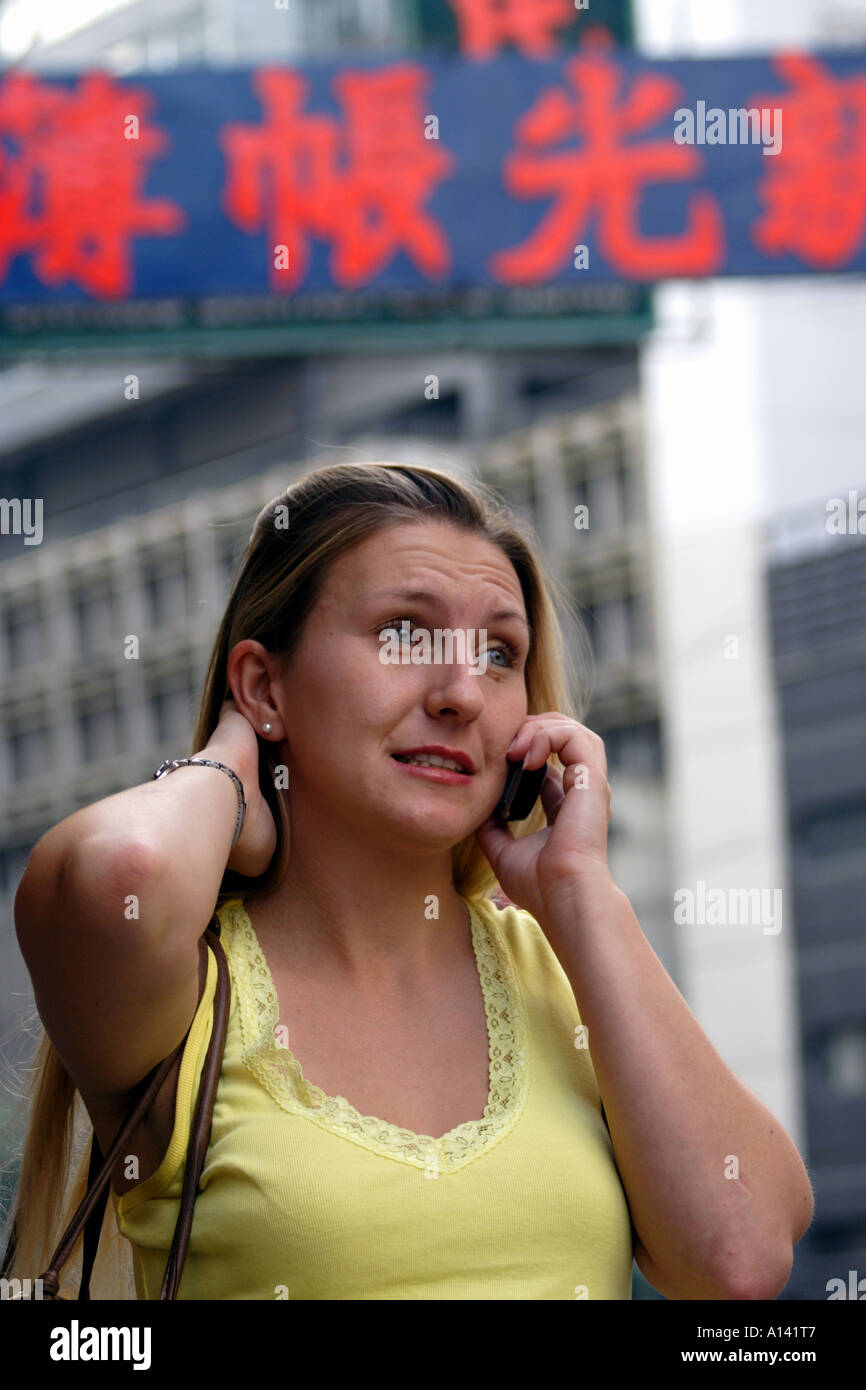 Frau am Handy in Wanchai, Hong Kong, SAR Stockfoto