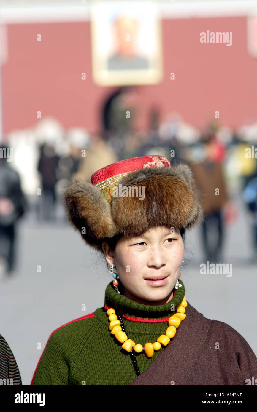 Frau aus Chamdo, Tibet vor dem Tor des himmlischen Friedens, bei einem Besuch in Peking, China. Stockfoto
