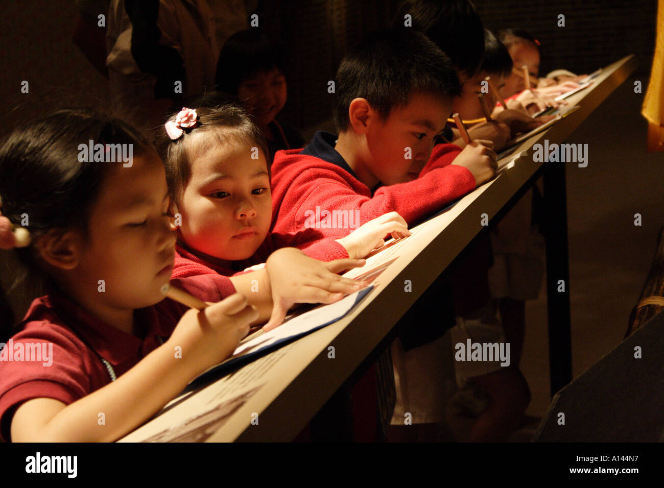 Schülerinnen und Schüler notieren Sie im Hong Kong Museum of History Stockfoto