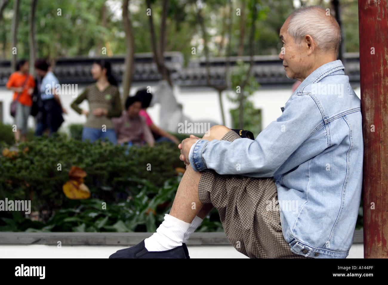 Älterer Mann, Kowloon Walled City Park, Kowloon City, Hong Kong SAR Stockfoto