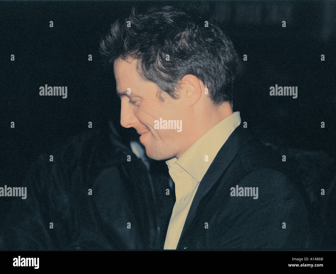 Hugh Grant Schauspieler verlassen Atlantic Club Soho in London Stockfoto