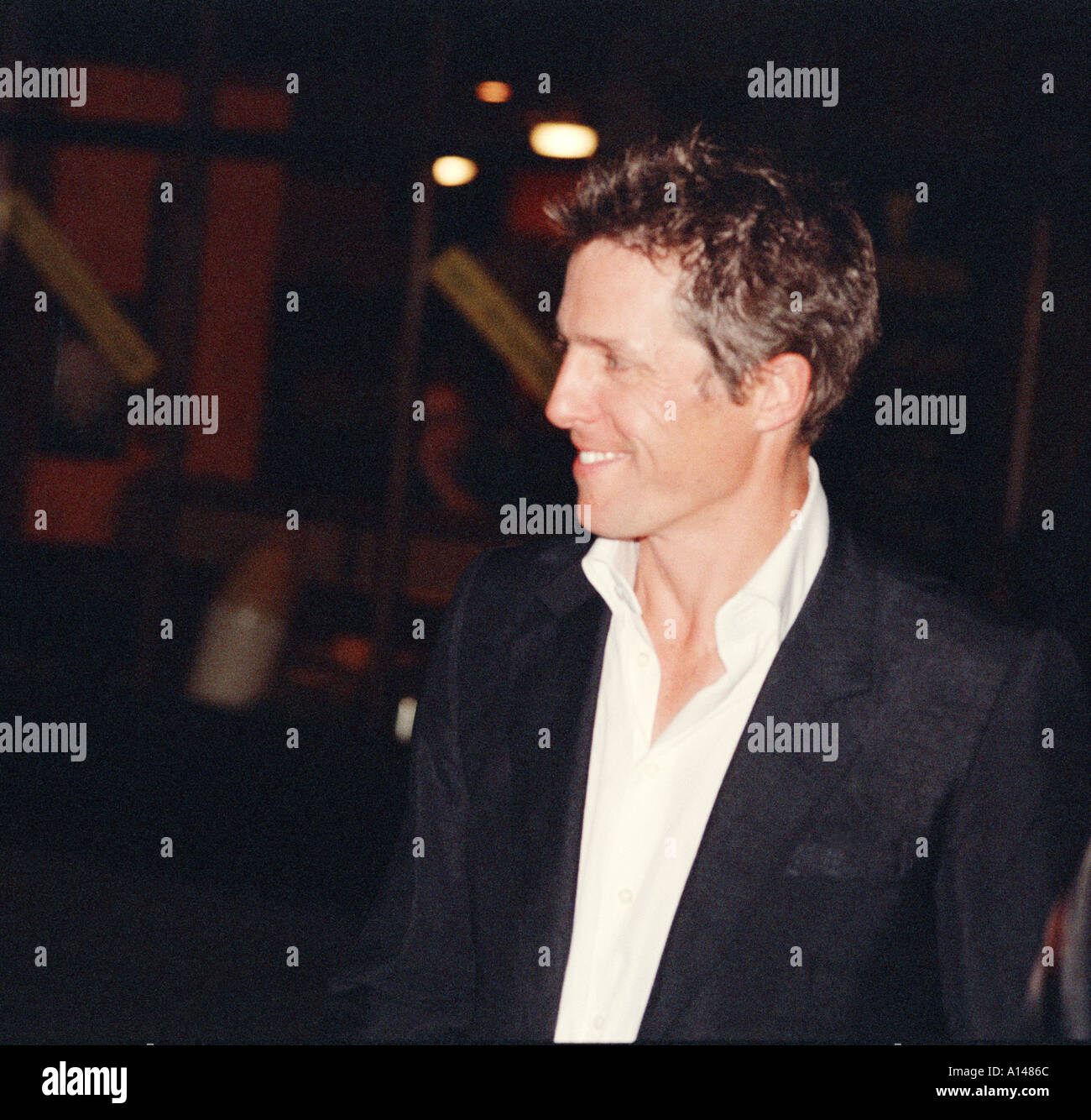 Hugh Grant Schauspieler verlässt Atlantic Club Soho London, September 2000 Stockfoto