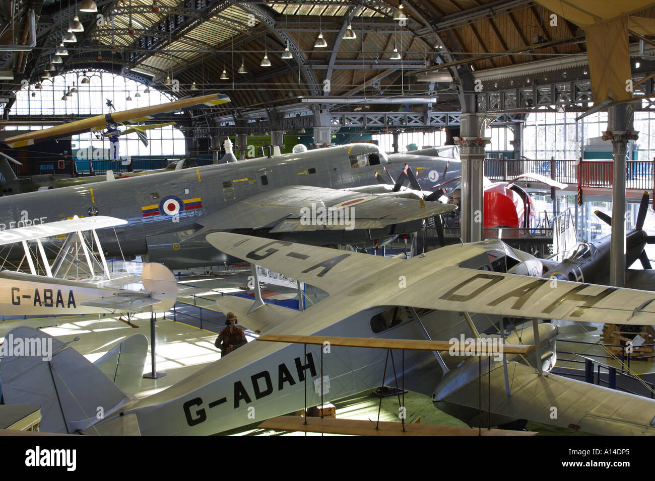 Manchester Museum of Science und Flug Industriehalle mit Anzeige von Flugzeugen im Wandel der Zeit Stockfoto