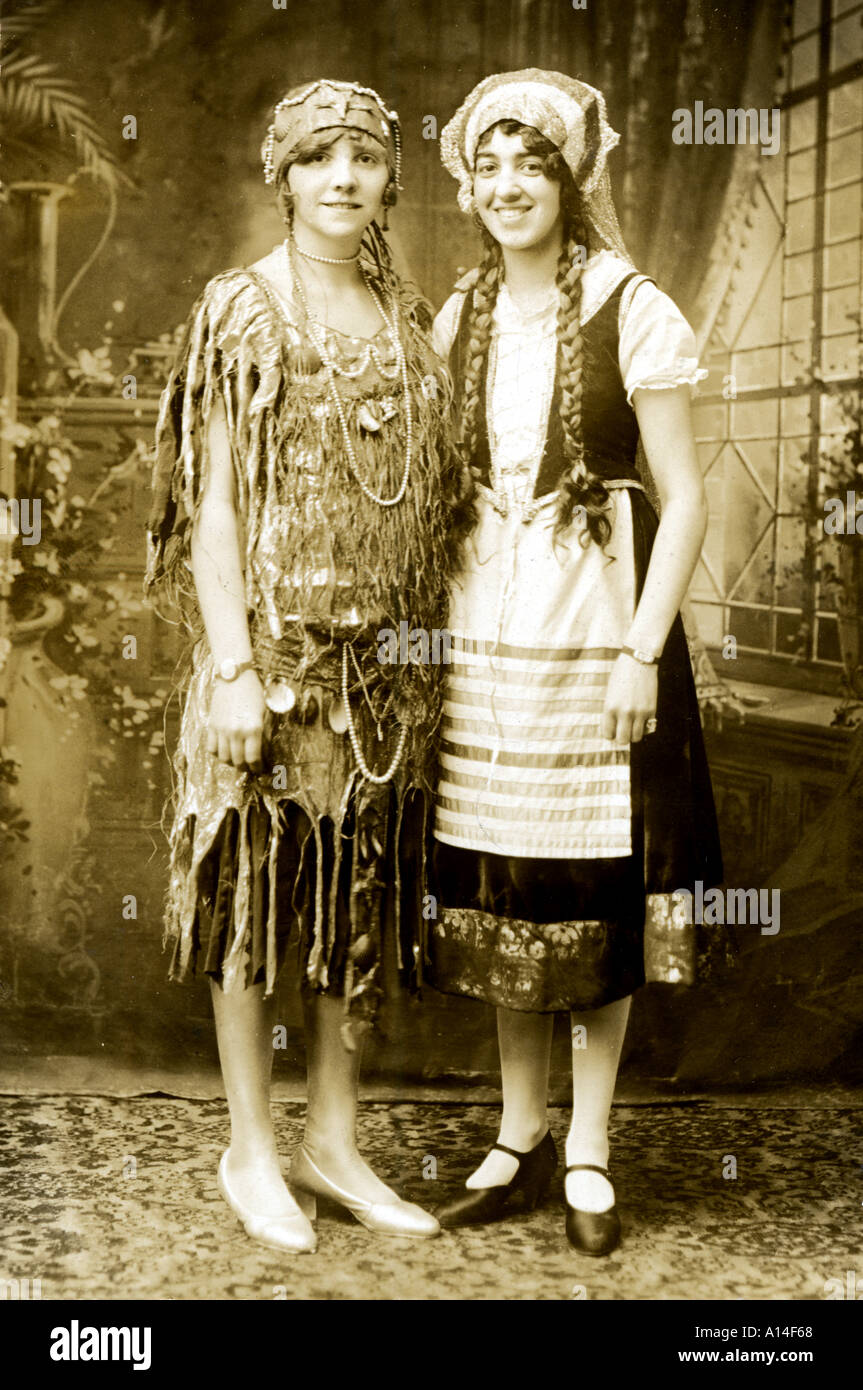 Zwei Mädchen in Tracht Stockfoto