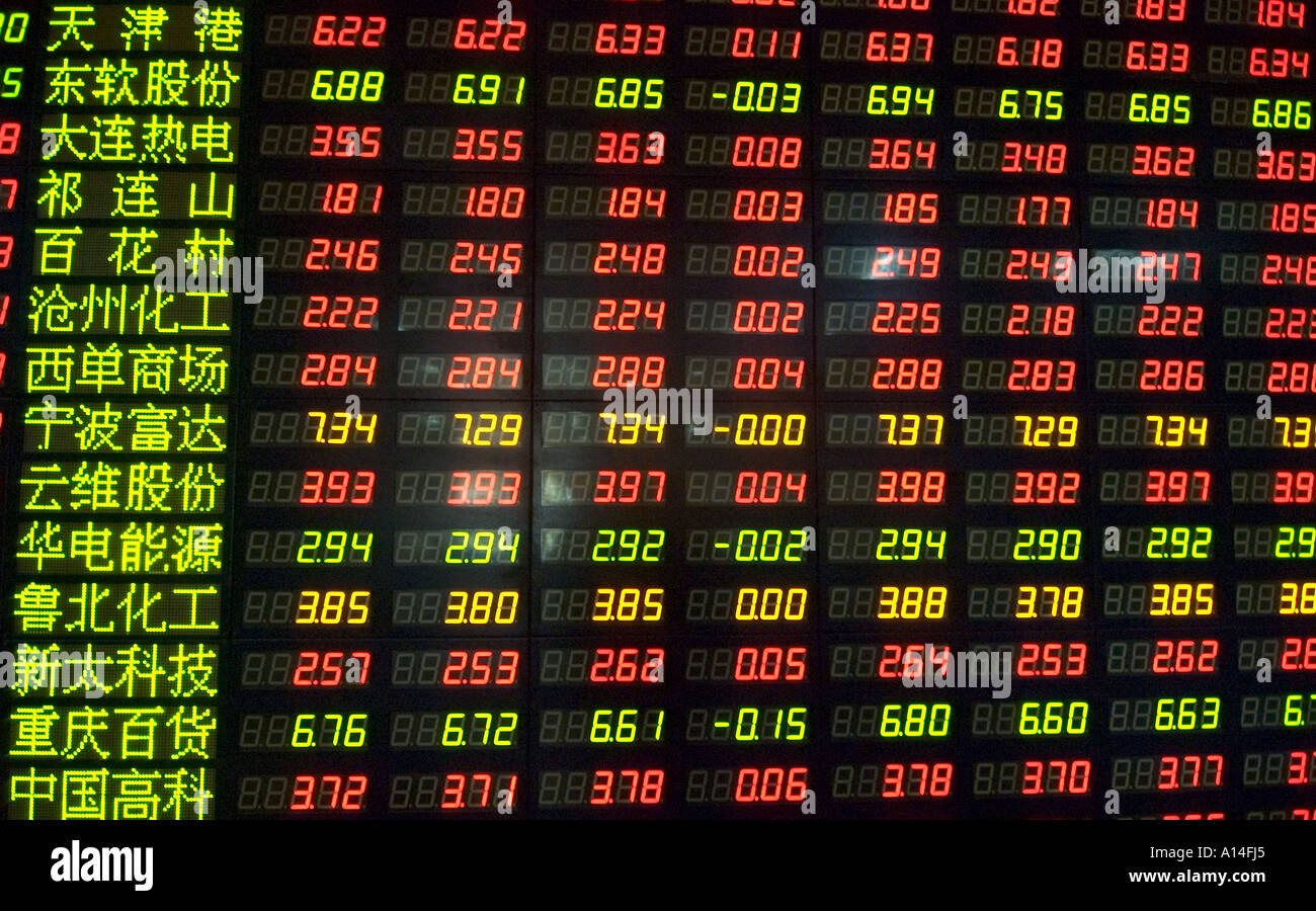 Ein Bildschirm mit dem Markt die Aktienkurse in Chinesisch geschrieben, für die Shanghai Stock Exchange in China. Stockfoto