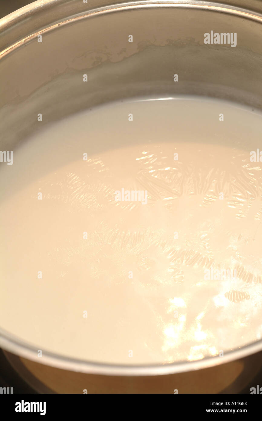 kochende Milch mit Haut Stockfotografie - Alamy