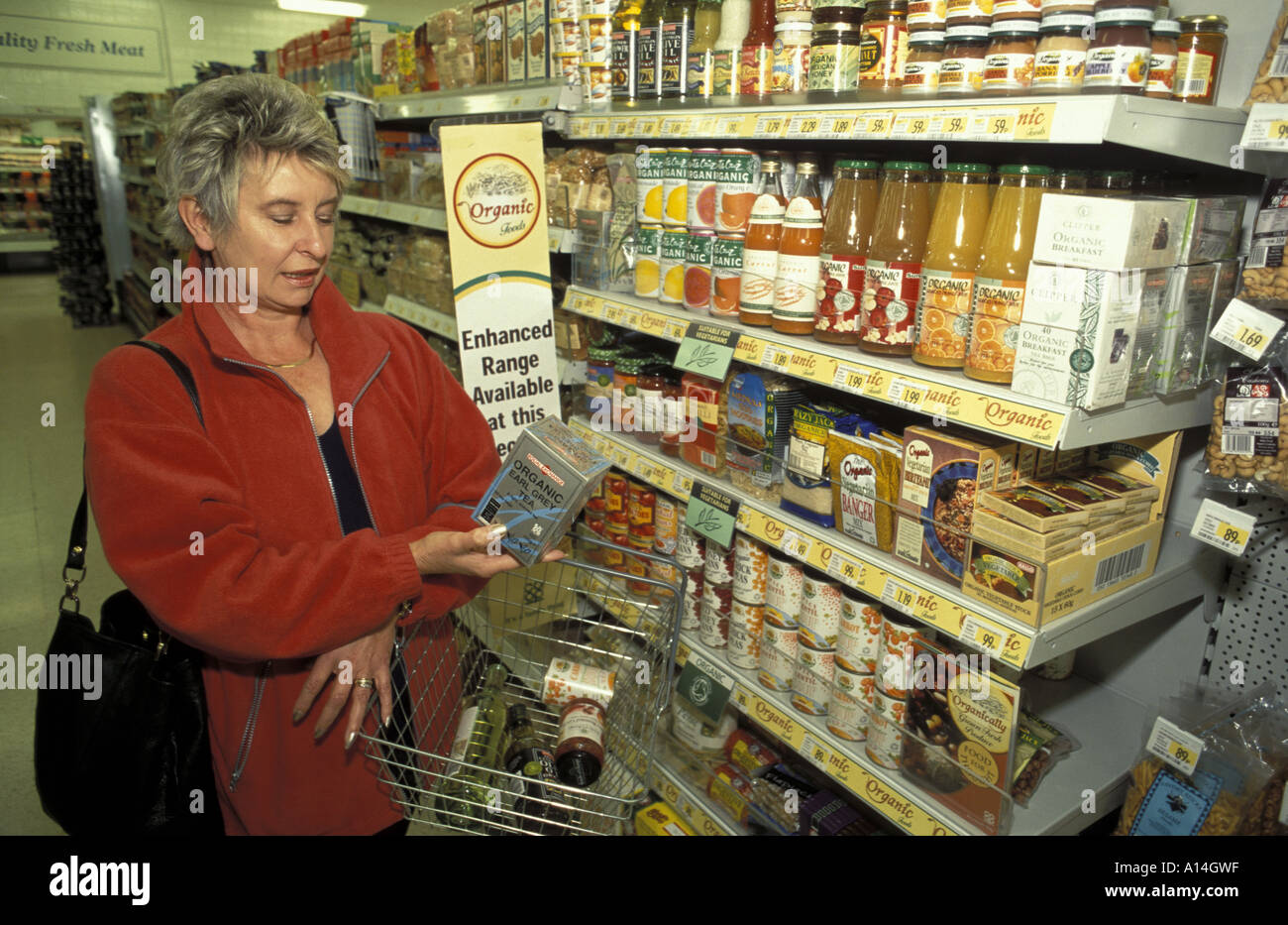Frau im Coop Bio-Lebensmittel kaufen Stockfoto