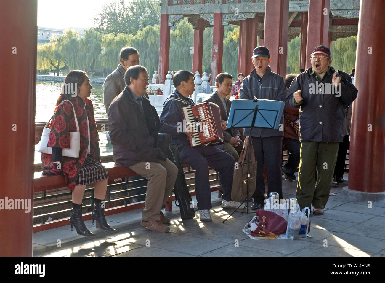 Menschen, die Musikinstrumente spielen und singen im Beihai-Park, Peking, China Stockfoto