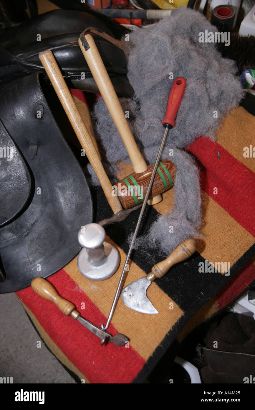 Sattlerei Handwerkszeug ein Stampfer, halbe Runde Messer Boxen Falte Tack Hammer Hammer und Füllung Stockfoto