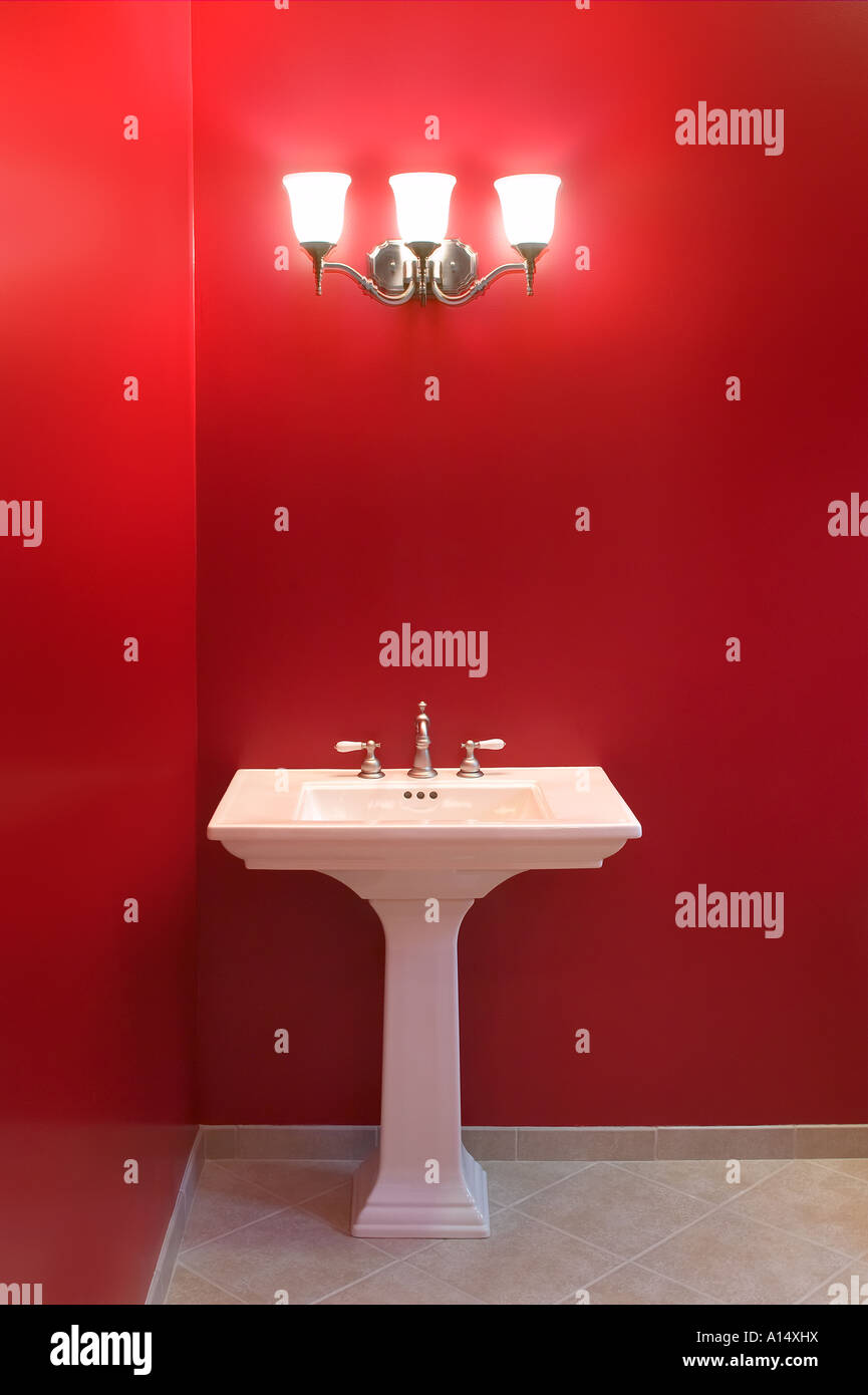 Roten Badezimmer mit Waschbecken & Licht Stockfoto