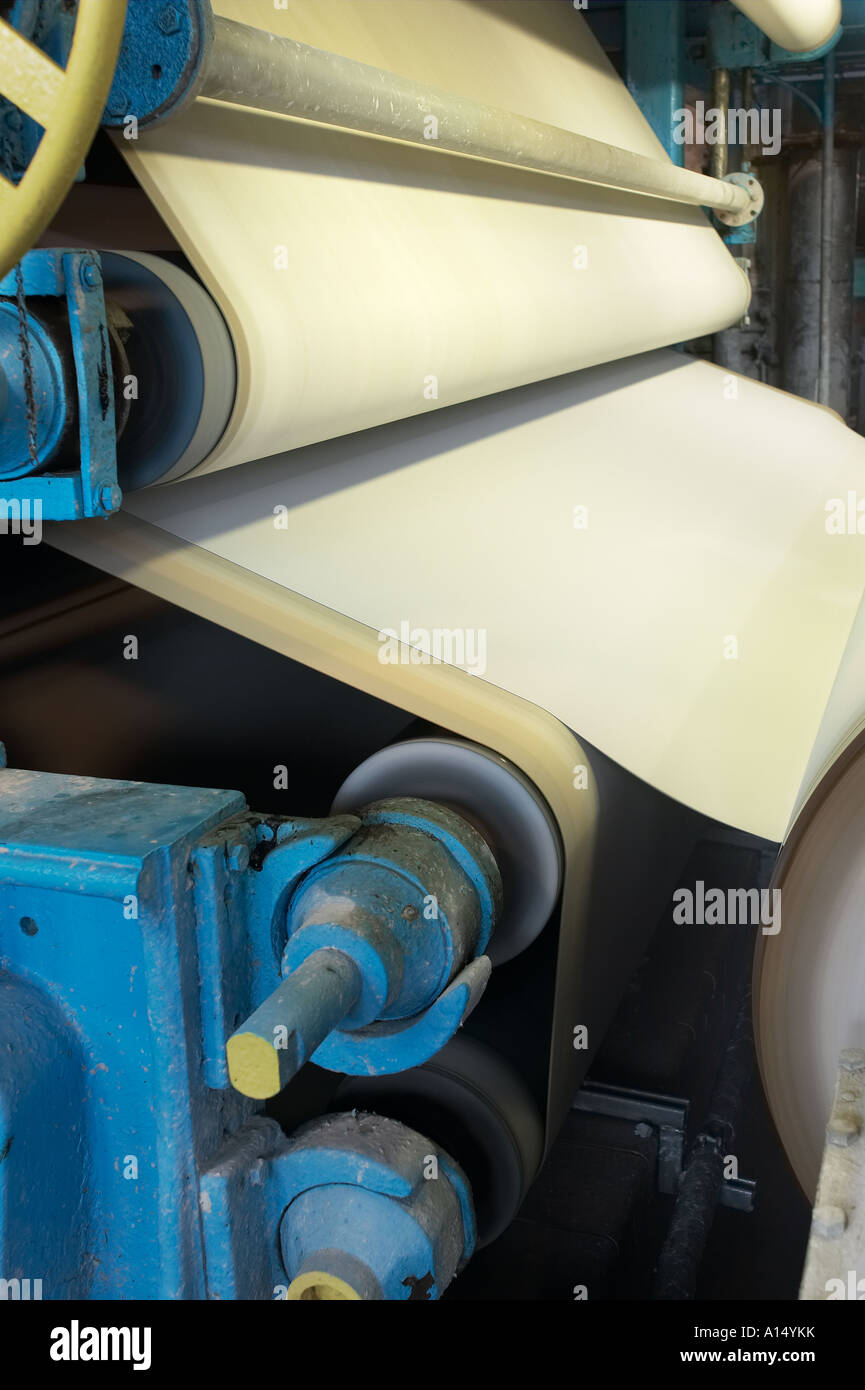 Nahaufnahme der Maschine In Paper Mill Fabrik zur Herstellung von Zellstoff, Papier, New York USA Stockfoto