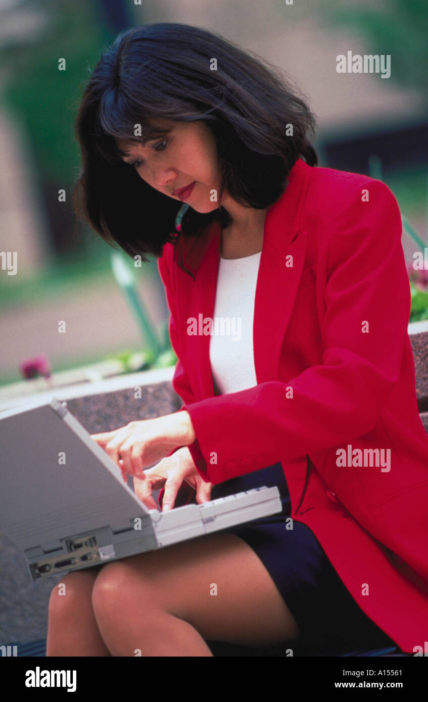 Eine asiatische Geschäftsfrau sitzen außen mit einem Laptop-computer Stockfoto