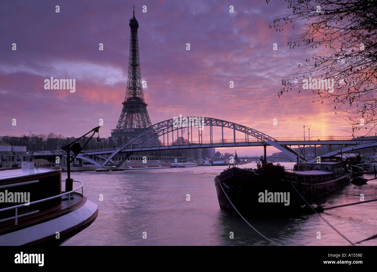 Lastkähne auf dem Fluss Seine Eiffelturm Paris Frankreich Stockfoto