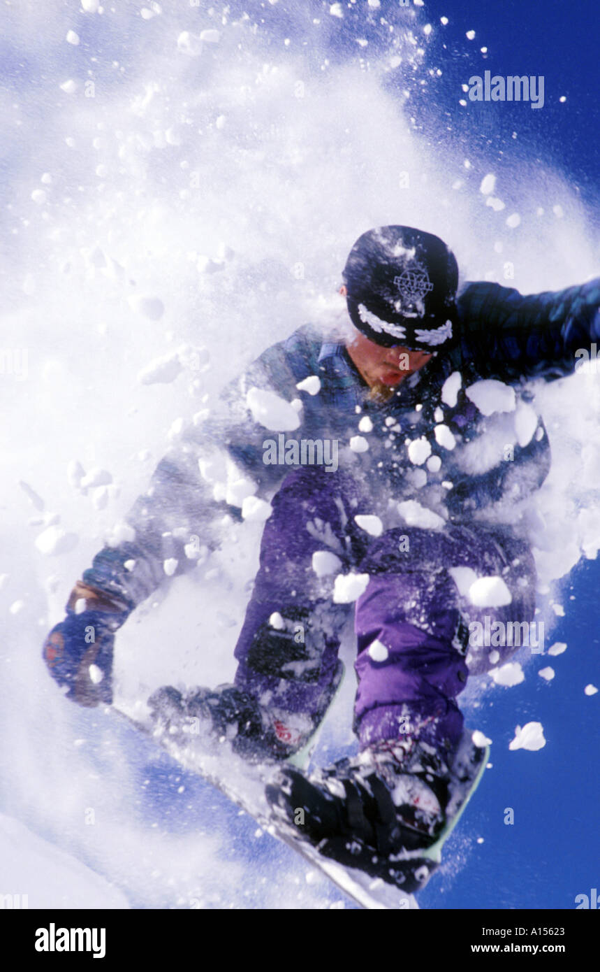 Snowboarder Nahaufnahme mit Wolken von Pulver Stockfoto