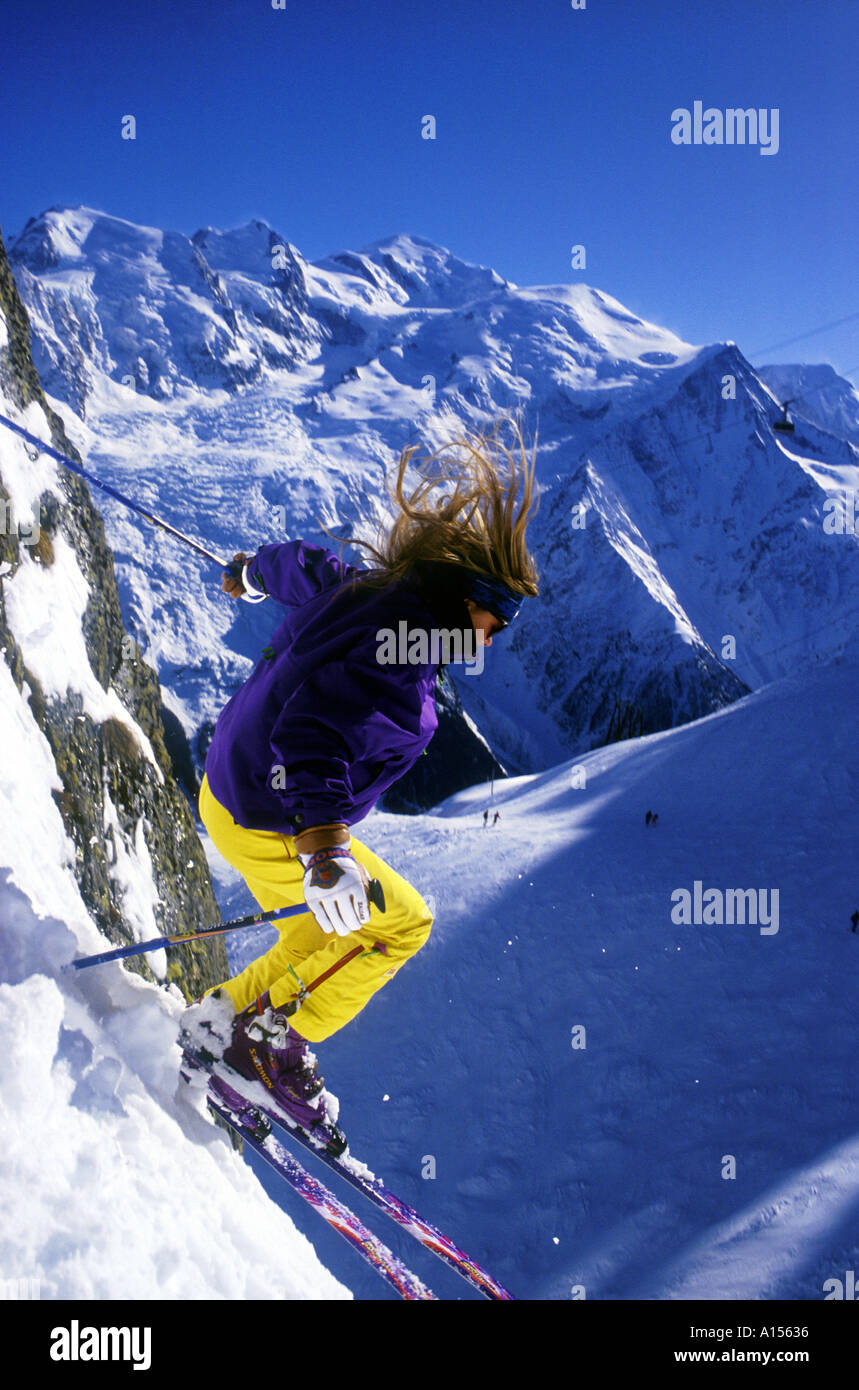 Mädchen Extreme Ski im Hochgebirge mit dem Mont Blanc im Hintergrund Stockfoto