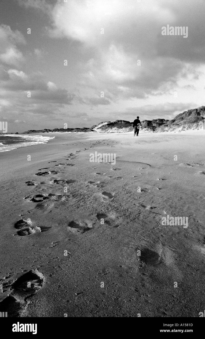 Einsamer Mann am Strand Stockfoto