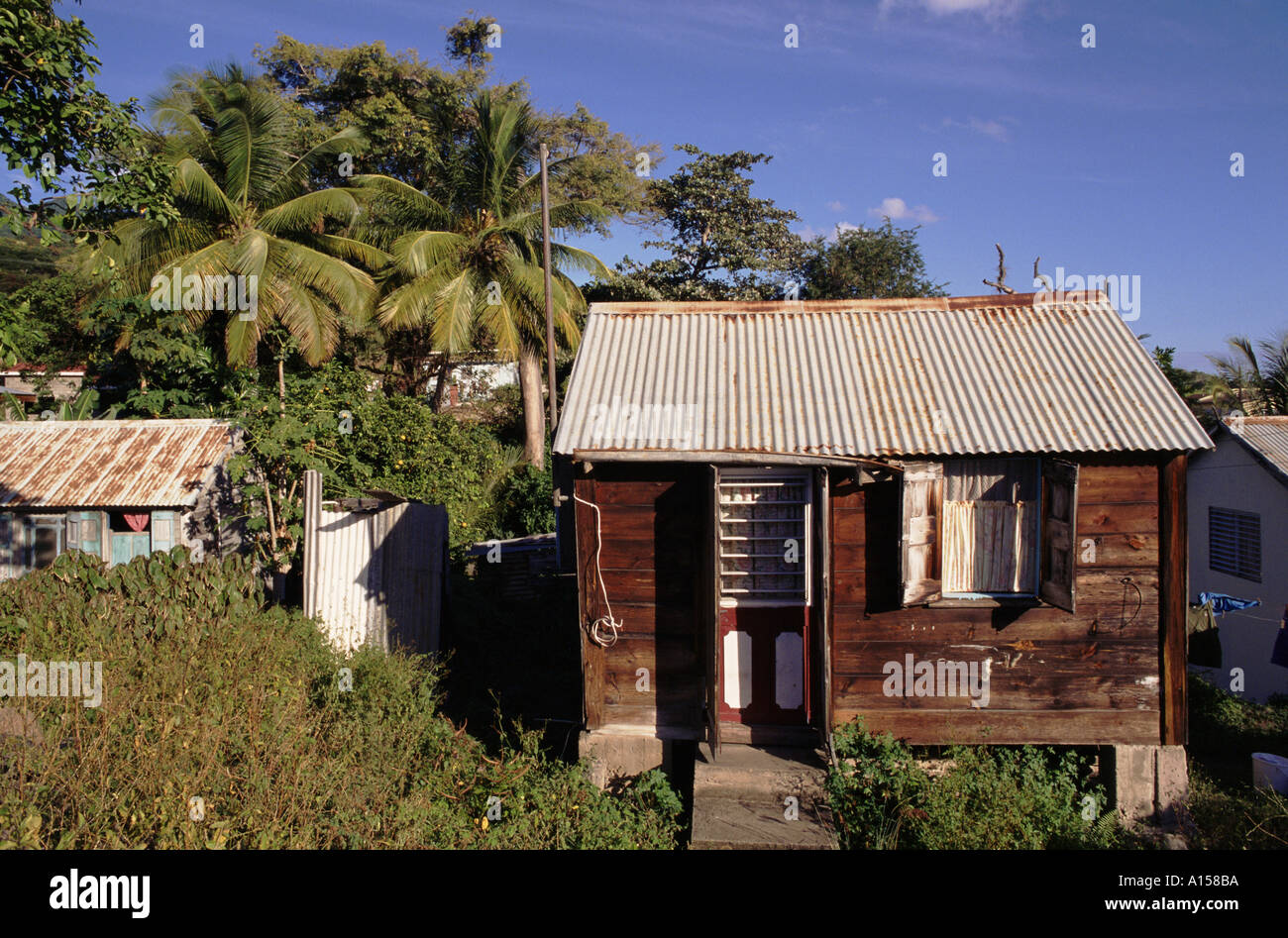 Typische Holzhäuser alte Old Road Town St Kitts Karibik K Gillham Stockfoto