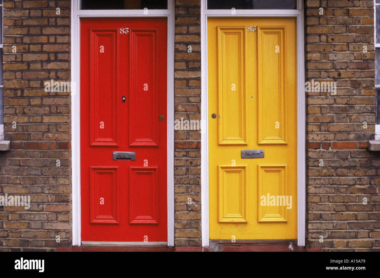 Rot und gelb bemalten Türen K Gillham Stockfoto