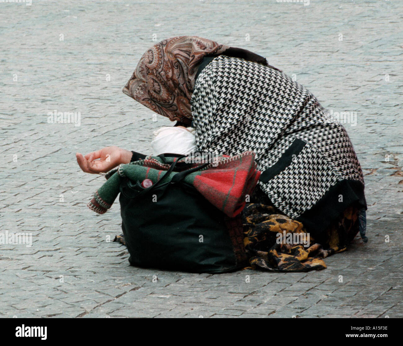 Eine Roma-Frau bettelt in den Straßen von Prag in diesem undatierten Foto. Roma werden belästigt und sogar getötet werden, in Stockfoto