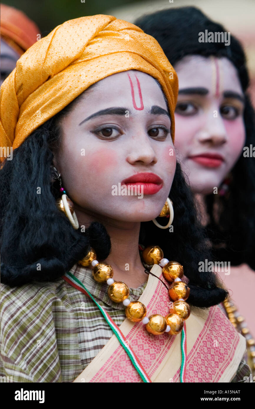 Indische Kinder Straßenkünstler in hindu Gopi Kostüme Blick in die Kamera Stockfoto