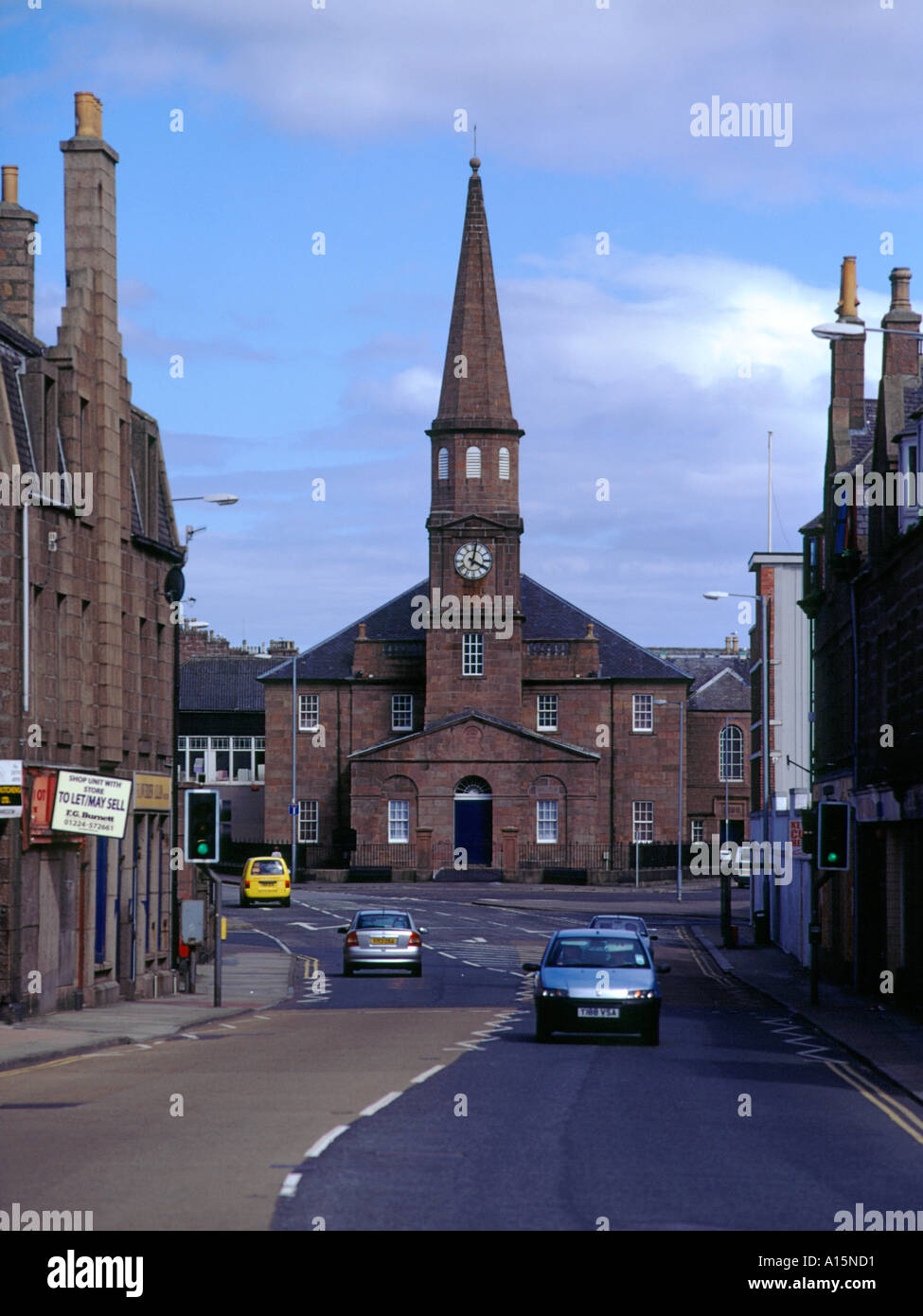 dh PETERHEAD ABERDEENSHIRE Church schottischer Autoverkehr auf der Straßenuhr Tower scotland östlich von neuk Stockfoto
