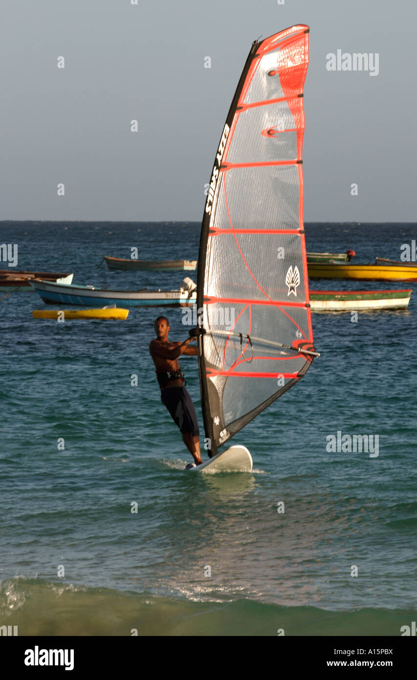 Kap-Verde Inseln. Sal. Santa Maria. Windsurfer Stockfoto