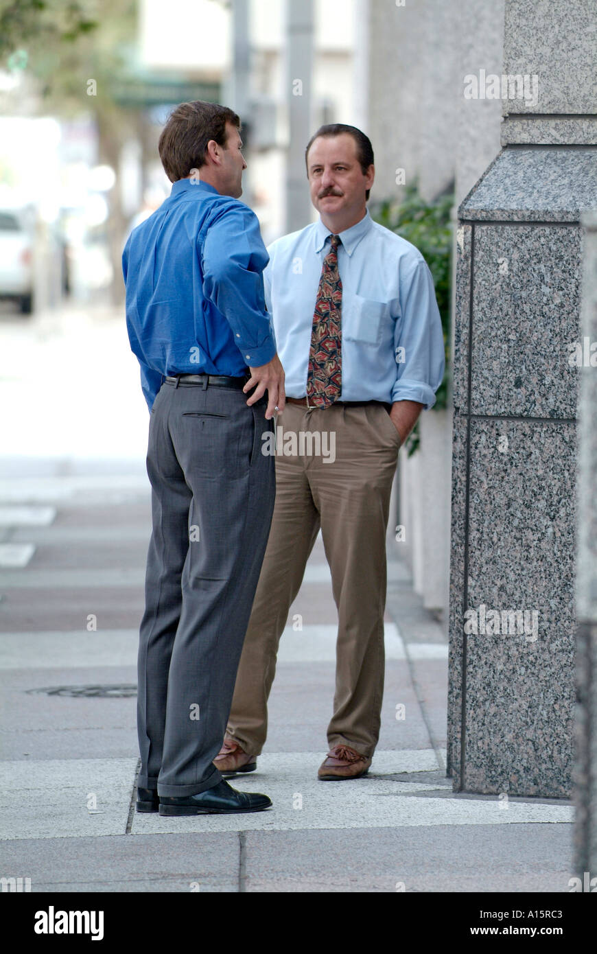 Zwei Tampa Florida Geschäftsleute sprechen auf der Innenstadt Straße Stockfoto