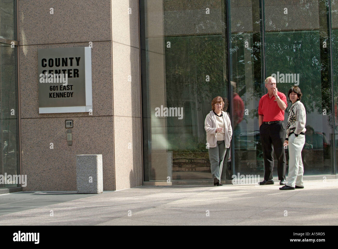 Arbeitnehmer sind gezwungen, rauchen Zigaretten außerhalb von Gebäuden und am Arbeitsplatz Stockfoto