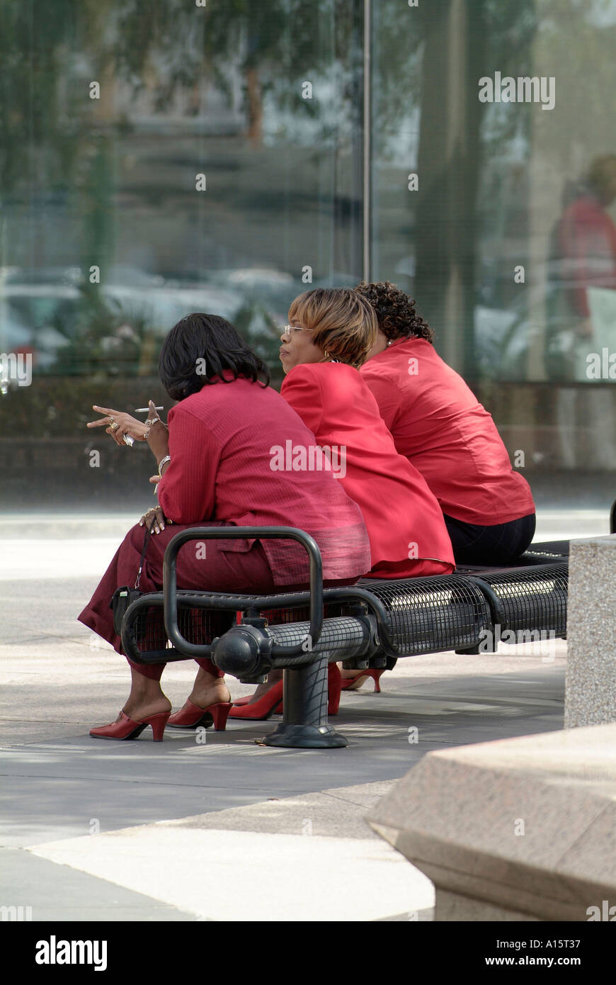 Arbeitnehmer sind gezwungen, rauchen Zigaretten außerhalb von Gebäuden und am Arbeitsplatz Stockfoto