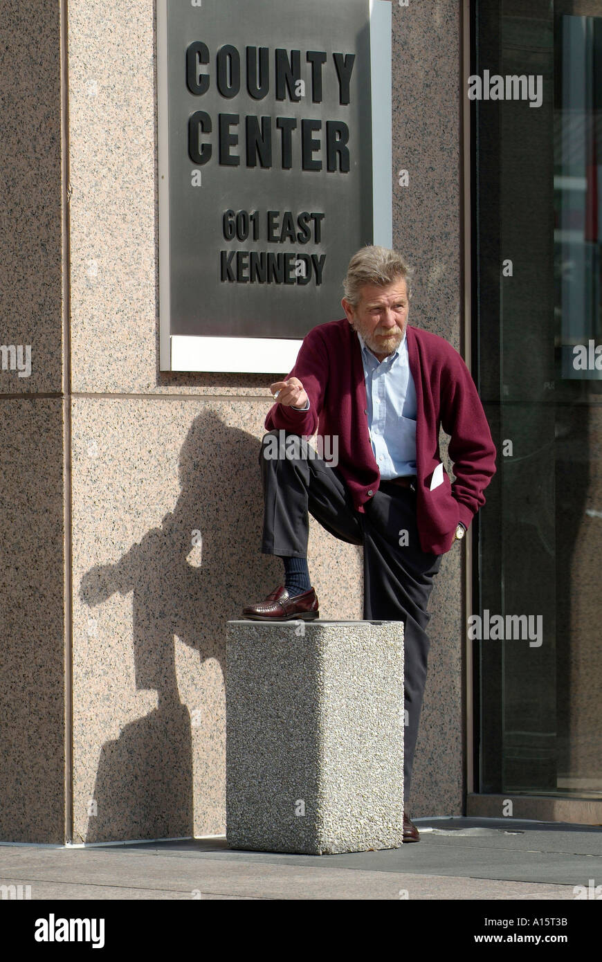 Arbeitnehmer sind gezwungen, rauchen Zigaretten außerhalb von Gebäuden und am Arbeitsplatz Stockfoto