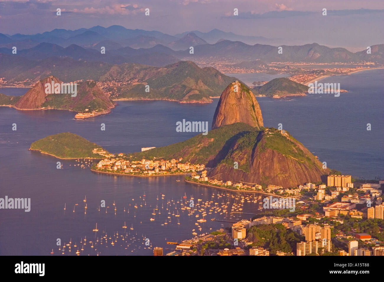 Blick auf Zuckerhut bei Sonnenuntergang vom Mt Corcovado Stockfoto