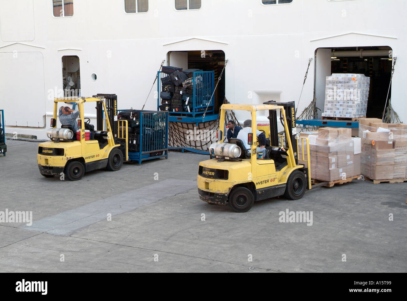 Arbeiter laden Kreuzfahrtschiff mit Lieferungen mit einem Gabelstapler in der Innenstadt von Tampa Florida Stockfoto