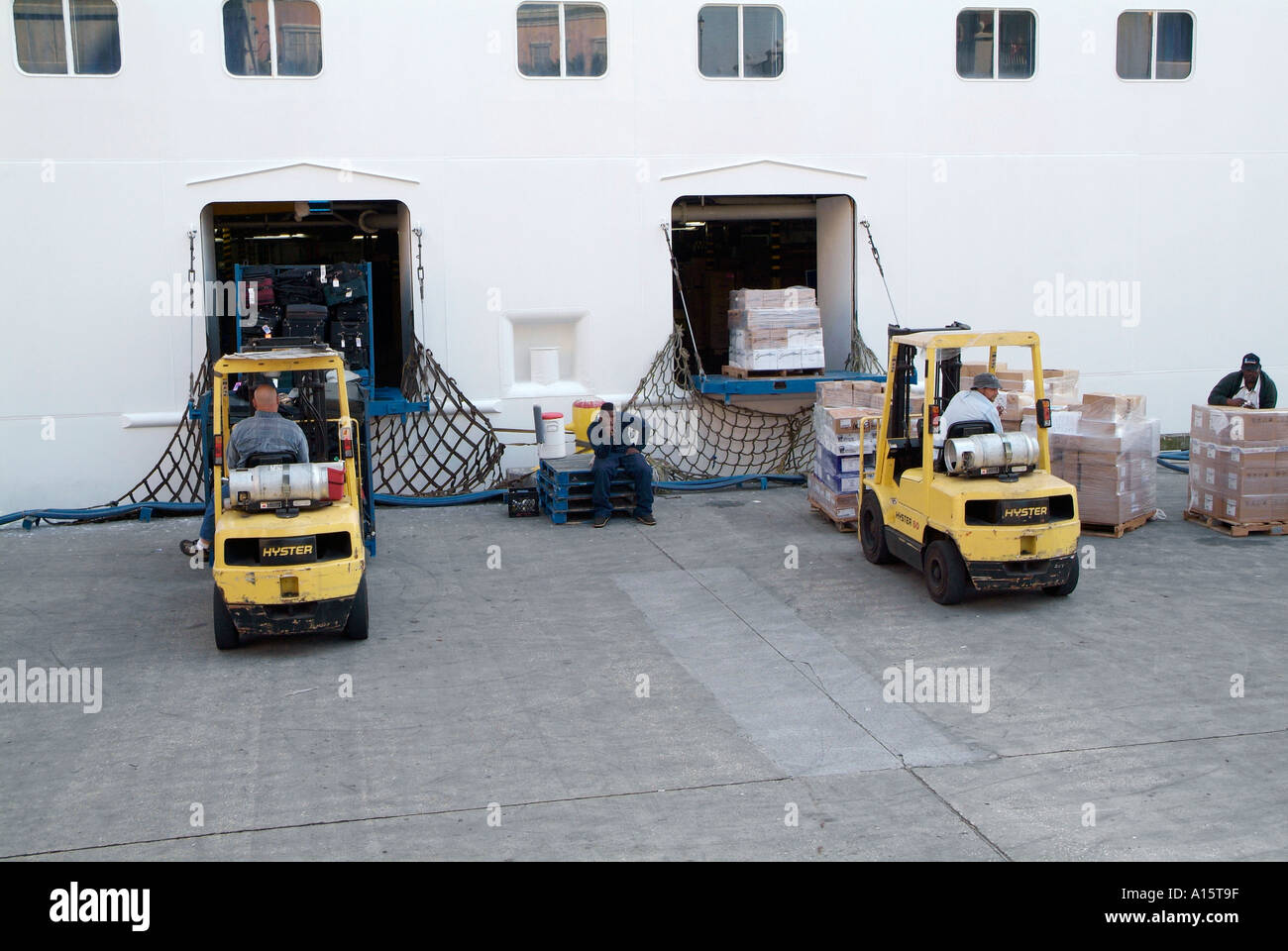 Arbeiter laden Kreuzfahrtschiff mit Lieferungen mit einem Gabelstapler in der Innenstadt von Tampa Florida Stockfoto
