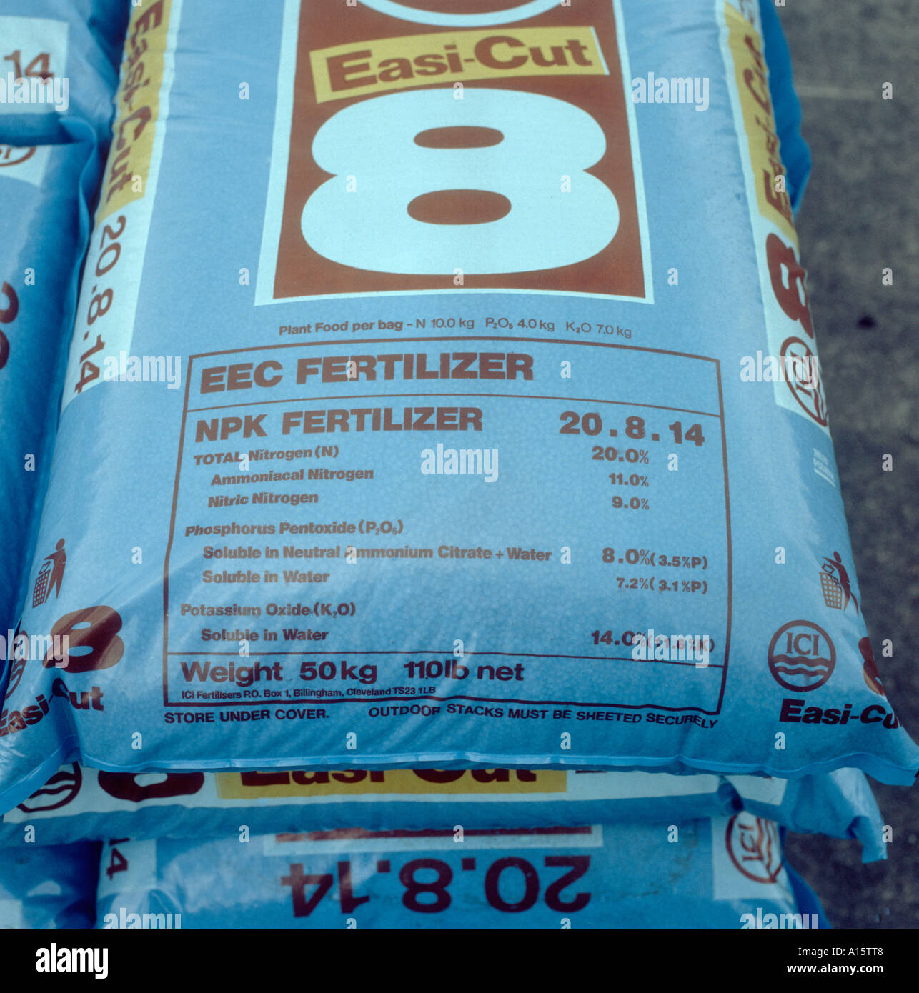 Plastiktüte mit N-P-K-Dünger für landwirtschaftliche Kulturen Stockfoto
